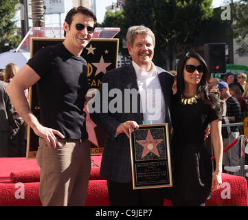 12 janvier 2012 - Hollywood, Californie, États-Unis - Goran Visjnic & Lucy Liu rejoint à pied de la renommée en l'honneur de John Wells avec une étoile. (Crédit Image : © Lisa O'Connor/ZUMAPRESS.com) Banque D'Images