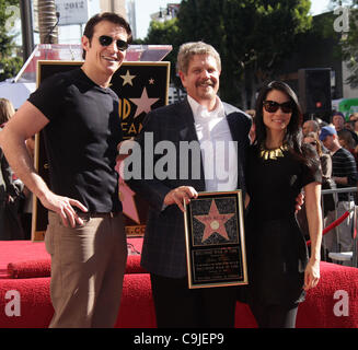 12 janvier 2012 - Hollywood, Californie, États-Unis - Goran Visjnic & Lucy Liu rejoint à pied de la renommée en l'honneur de John Wells avec une satr. (Crédit Image : © Lisa O'Connor/ZUMAPRESS.com) Banque D'Images