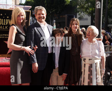 12 janvier 2012 - Hollywood, Californie, États-Unis - rejoint à pied de la renommée en l'honneur de John Wells avec une satr. (Crédit Image : © Lisa O'Connor/ZUMAPRESS.com) Banque D'Images