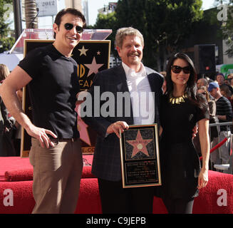 12 janvier 2012 - Hollywood, Californie, États-Unis - Goran Visjnic & Lucy Liu rejoint à pied de la renommée en l'honneur de John Wells avec une satr. (Crédit Image : © Lisa O'Connor/ZUMAPRESS.com) Banque D'Images