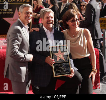 12 janvier 2012 - Hollywood, Californie, États-Unis - George Clooney & Allison Janney rejoint à pied de la renommée en l'honneur de John Wells avec une satr. (Crédit Image : © Lisa O'Connor/ZUMAPRESS.com) Banque D'Images