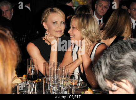 12 janvier 2012 - Hollywood, Californie, États-Unis - CHARLIZE THERON et sa mère GERDA THERON au Critics Choice Awards 2012 qui a eu lieu au Hollywood Paladium. (Crédit Image : © Lisa Rose/ZUMAPRESS.com) Banque D'Images