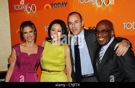 Natalie Morales, Ann Curry, Matt Lauer, Al Roker à arrivés pour la célébration du 60e anniversaire aujourd'hui, Edison Ballroom, New York, NY 12 janvier 2012. Photo par : Desiree Navarro/Everett Collection Banque D'Images