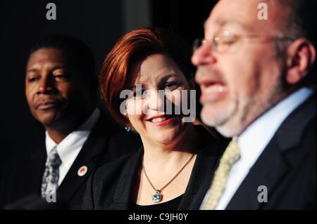 13 janvier 2012 - Manhattan, New York, États-Unis - STUART APPLEBAUM (R), Président de la vente au détail, grossistes et magasins Union européenne parle comme le président du conseil de ville CHRISTINE QUINN (C) annonce la proposition de loi qui oblige les entreprises qui reçoivent des subventions de la ville de New York de payer un livi Banque D'Images