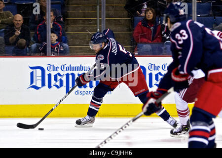 13 janvier 2012 - Columbus, Ohio, États-Unis - Columbus Blue Jackets le défenseur Aaron Johnson (5) se prépare à passer à l'aile droite Columbus Blue Jackets Tomas Kubalik (33) pour une aide à la première période du jeu entre les Coyotes de Phoenix et les Blue Jackets de Columbus au Nationwide Arena, Columbus, Ohio. (C Banque D'Images