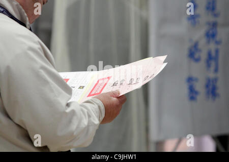 Les électeurs taiwanais dans la file d'attente au bureau de scrutin en Argentine sur le Janvier 14, 2012, autour de tous les pays pour les élections présidentielles et législatives, de décider de leur avenir. Banque D'Images