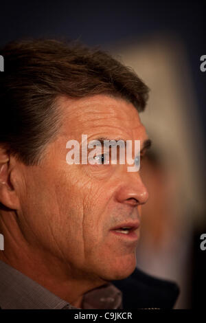 La présidence républicaine Gov. Rick Perry s'adresse à un petit groupe de partisans à la maison du crabe le 13 janvier 2012 à Charleston, Caroline du Sud. Banque D'Images