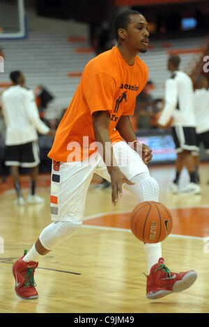 14 janvier 2012 - Syracuse, New York, États-Unis - Syracuse avant Orange Kris Joseph (32) dribble la balle pendant le pré-jeu d'échauffement pour le match contre la Providence Friars au Carrier Dome à Syracuse, New York. (crédit Image : © Michael Johnson/Southcreek/ZUMAPRESS.com) Banque D'Images