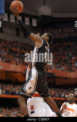 14 janvier 2012 - Syracuse, New York, États-Unis - Providence Friars guard Gerard Coleman (1) glisse vers le panier dans la première moitié contre l'Orange de Syracuse au Carrier Dome à Syracuse, New York. Le premier conducteur Orange Syracuse la Providence Friars 38-21 à la moitié. (Crédit Image : © Michael Johnson/SO Banque D'Images