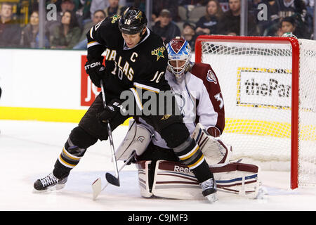 14 janvier 2012 - Dallas, Texas, US - Le Capitaine des Stars de Dallas Brenden Morrow (10) prend un coup de pied au genou au cours de l'action entre les Stars de Dallas et l'Avalanche du Colorado. Colorado bat Dallas 2-1 à l'American Airlines Center. (Crédit Image : © Andrew Dieb/ZUMAPRESS.com)/Southcreek Banque D'Images