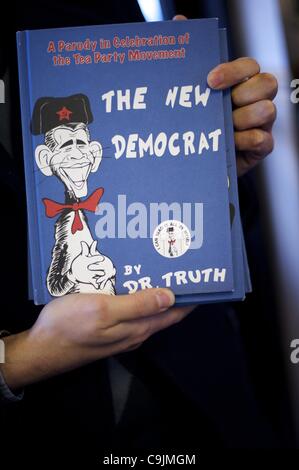 14 janvier 2012 - Greenville, SC, USA - un partisan du candidat présidentiel républicain Rick Santorum est titulaire d'un exemplaire d'un livre qui parodie Dr Seuss's 'un chat dans le chapeau" avec le Président Obama lors d'un matin mairie au Tommy's Jambon de pays maison. La primaire de Caroline du Sud aura lieu le 2 Janvier Banque D'Images