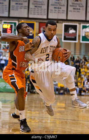 14 janvier 2012 - Kent, Ohio, États-Unis - Kent State guard Michael Porrini (2) disques durs pour le panier contre Bowling Green en avant Torian Oglesby (32) au cours du premier semestre. La Kent State Golden Flashes défait les Falcons de Bowling Green 92-87 dans le jeu joué au Centre MAC à Kent, Ohio. (Ima Crédit Banque D'Images