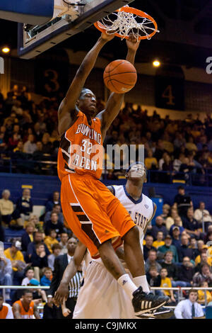 14 janvier 2012 - Kent, Ohio, États-Unis - Bowling Green en avant Torian Oglesby (32) avec un slam dunk durant la seconde moitié contre l'état de Kent. La Kent State Golden Flashes défait les Falcons de Bowling Green 92-87 dans le jeu joué au Centre MAC à Kent, Ohio. (Crédit Image : © Frank Jansky/Southcreek Banque D'Images