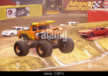 14 avril 2011 - Houston, Texas, États-Unis - El Toro Loco Chuck Werner exécutant le Monster Jam pendant la course l'Avance Auto Parts Monster Jam au Reliant Stadium à Houston, TX. (Crédit Image : © Juan DeLeon/Southcreek/ZUMAPRESS.com) Banque D'Images