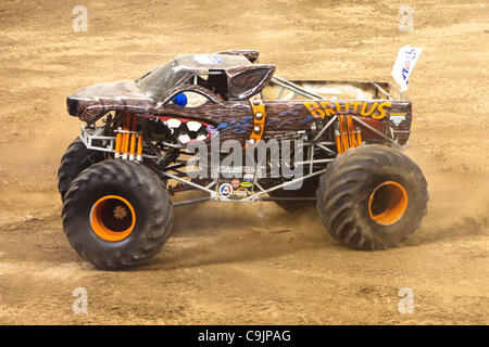 14 avril 2011 - Houston, Texas, États-Unis - Brutus Chris Bergeron décisions la saleté des beignes au cours de l'Avance Auto Parts Monster Jam au Reliant Stadium à Houston, TX. (Crédit Image : © Juan DeLeon/Southcreek/ZUMAPRESS.com) Banque D'Images