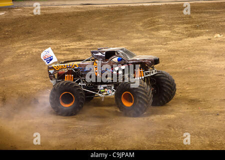 14 avril 2011 - Houston, Texas, États-Unis - Brutus Chris Bergeron décisions la saleté des beignes au cours de l'Avance Auto Parts Monster Jam au Reliant Stadium à Houston, TX. (Crédit Image : © Juan DeLeon/Southcreek/ZUMAPRESS.com) Banque D'Images