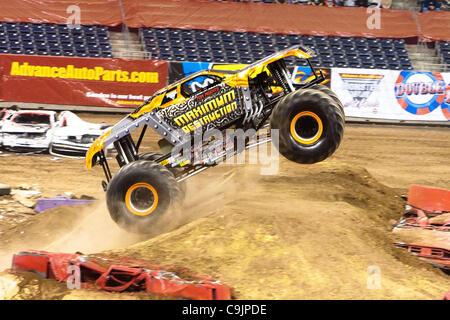 14 avril 2011 - Houston, Texas, États-Unis - Destruction maximale Tom Meents saute au-dessus de véhicules durant l'Avance Auto Parts Monster Jam au Reliant Stadium à Houston, TX. (Crédit Image : © Juan DeLeon/Southcreek/ZUMAPRESS.com) Banque D'Images