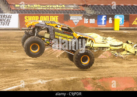 14 avril 2011 - Houston, Texas, États-Unis - Destruction maximale Tom Meents saute au-dessus de véhicules durant l'Avance Auto Parts Monster Jam au Reliant Stadium à Houston, TX. (Crédit Image : © Juan DeLeon/Southcreek/ZUMAPRESS.com) Banque D'Images