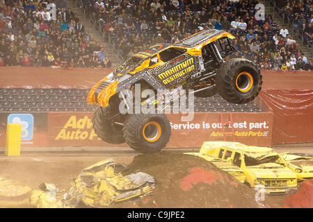 14 avril 2011 - Houston, Texas, États-Unis - Destruction maximale Tom Meents saute au-dessus de véhicules durant l'Avance Auto Parts Monster Jam au Reliant Stadium à Houston, TX. (Crédit Image : © Juan DeLeon/Southcreek/ZUMAPRESS.com) Banque D'Images