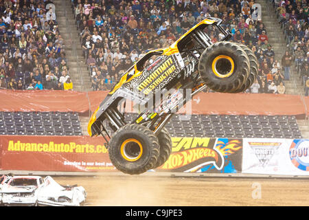 14 avril 2011 - Houston, Texas, États-Unis - Destruction maximale Tom Meents saute au-dessus de véhicules durant l'Avance Auto Parts Monster Jam au Reliant Stadium à Houston, TX. (Crédit Image : © Juan DeLeon/Southcreek/ZUMAPRESS.com) Banque D'Images