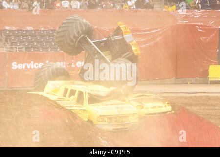 14 avril 2011 - Houston, Texas, États-Unis - Destruction maximale Tom Meents saute au-dessus de véhicules durant l'Avance Auto Parts Monster Jam au Reliant Stadium à Houston, TX. (Crédit Image : © Juan DeLeon/Southcreek/ZUMAPRESS.com) Banque D'Images