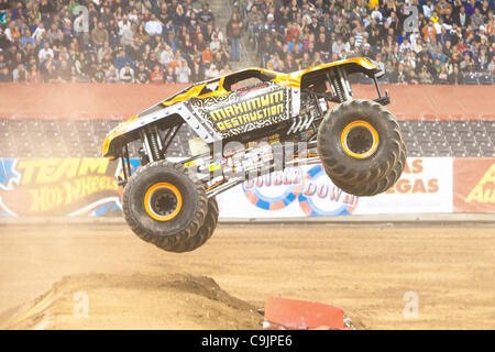 14 avril 2011 - Houston, Texas, États-Unis - Destruction maximale Tom Meents saute au-dessus de véhicules durant l'Avance Auto Parts Monster Jam au Reliant Stadium à Houston, TX. (Crédit Image : © Juan DeLeon/Southcreek/ZUMAPRESS.com) Banque D'Images