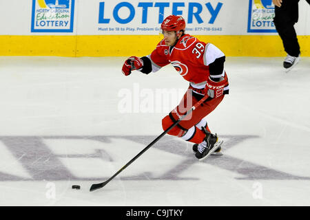 14 janvier 2012 - Raleigh, Caroline du Nord, États-Unis - Carolina Hurricanes aile droite Patrick Dwyer (39) déplace la rondelle au cours de tonights jeu.Les ouragans défait 4-2 Bruins à RBC Center de Raleigh en Caroline du Nord. (Crédit Image : © Anthony Barham/ZUMAPRESS.com)/Southcreek Banque D'Images