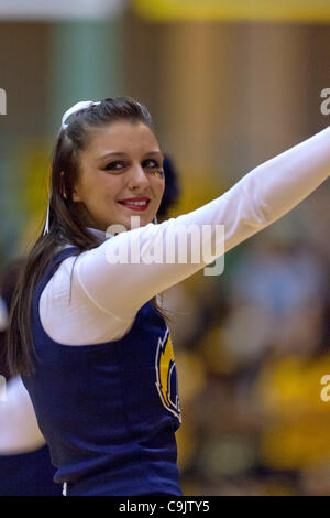 14 janvier 2012 - Kent, Ohio, États-Unis - une meneuse de Kent State divertit les fans pendant le match contre Bowling Green. La Kent State Golden Flashes défait les Falcons de Bowling Green 92-87 dans le jeu joué au Centre MAC à Kent, Ohio. (Crédit Image : © Frank Jansky/ZUMAPRESS.com)/Southcreek Banque D'Images