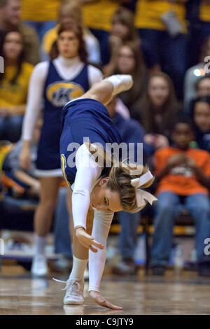 14 janvier 2012 - Kent, Ohio, États-Unis - une meneuse de Kent State divertit les fans pendant le match contre Bowling Green. La Kent State Golden Flashes défait les Falcons de Bowling Green 92-87 dans le jeu joué au Centre MAC à Kent, Ohio. (Crédit Image : © Frank Jansky/ZUMAPRESS.com)/Southcreek Banque D'Images