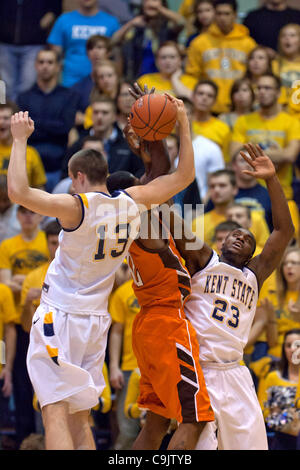 14 janvier 2012 - Kent, Ohio, États-Unis - Kent State avant Mark Henniger (13) et Patrick Jackson (23) Bataille de boules avant Torian Oglesby (32) pour un rebond au cours du premier semestre. La Kent State Golden Flashes défait les Falcons de Bowling Green 92-87 dans le jeu joué au Centre MAC dans le Kent Banque D'Images