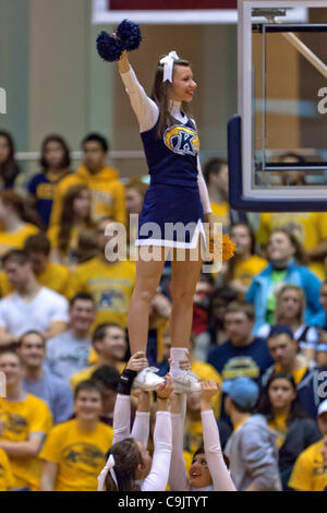 14 janvier 2012 - Kent, Ohio, États-Unis - Kent State cheerleaders de divertir les fans pendant le match contre Bowling Green. La Kent State Golden Flashes défait les Falcons de Bowling Green 92-87 dans le jeu joué au Centre MAC à Kent, Ohio. (Crédit Image : © Frank Jansky/ZUMAPRESS.com)/Southcreek Banque D'Images