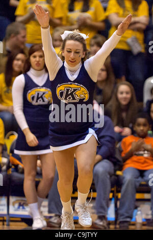 14 janvier 2012 - Kent, Ohio, États-Unis - une meneuse de Kent State divertit les fans pendant le match contre Bowling Green. La Kent State Golden Flashes défait les Falcons de Bowling Green 92-87 dans le jeu joué au Centre MAC à Kent, Ohio. (Crédit Image : © Frank Jansky/ZUMAPRESS.com)/Southcreek Banque D'Images