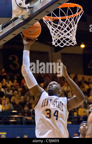 14 janvier 2012 - Kent, Ohio, États-Unis - Kent State avant Justin Greene (34) partitions avec un layup au cours du premier semestre contre Bowling Green. La Kent State Golden Flashes défait les Falcons de Bowling Green 92-87 dans le jeu joué au Centre MAC à Kent, Ohio. (Crédit Image : © Frank Jansky/Southcree Banque D'Images