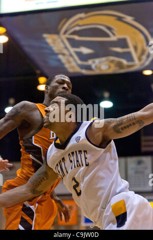 14 janvier 2012 - Kent, Ohio, États-Unis - Kent State guard Michael Porrini (2) disques durs pour le panier contre Bowling Green en avant Torian Oglesby (32) au cours du premier semestre. La Kent State Golden Flashes défait les Falcons de Bowling Green 92-87 dans le jeu joué au Centre MAC à Kent, Ohio. (Ima Crédit Banque D'Images