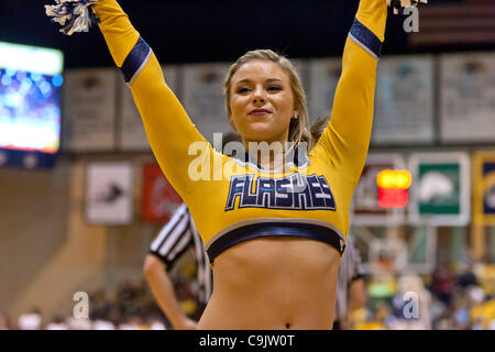 14 janvier 2012 - Kent, Ohio, États-Unis - un membre de l'équipe de danse de l'état de Kent divertit les fans pendant le match contre Bowling Green. La Kent State Golden Flashes défait les Falcons de Bowling Green 92-87 dans le jeu joué au Centre MAC à Kent, Ohio. (Crédit Image : © Frank Jansky/Southcreek/ZUMA Banque D'Images