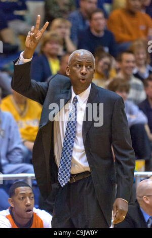 14 janvier 2012 - Kent, Ohio, États-Unis - Bowling Green Head coach Louis Orr au cours du premier semestre contre Kent State. La Kent State Golden Flashes défait les Falcons de Bowling Green 92-87 dans le jeu joué au Centre MAC à Kent, Ohio. (Crédit Image : © Frank Jansky/ZUMAPRESS.com)/Southcreek Banque D'Images