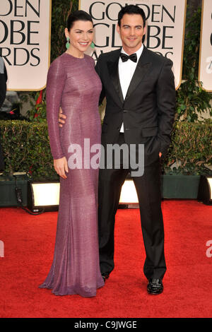 15 janvier 2012 - Los Angeles, Californie, États-Unis - JULIANNA MARGULIES et mari, KEITH LIEBERTHAL arrive sur le tapis rouge pour le 69e Golden Globe Awards annuel. (Crédit Image : © ZUMAPRESS.com/ZUMAPRESS.com) Banque D'Images
