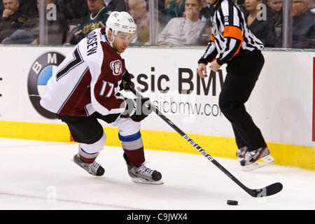 14 janvier 2012 - Dallas, Texas, États-Unis - Colorado Avalanche Avant Chuck Kobasew (17) au cours de l'action entre les Stars de Dallas et l'Avalanche du Colorado. Colorado bat Dallas 2-1 à l'American Airlines Center. (Crédit Image : © Andrew Dieb/ZUMAPRESS.com)/Southcreek Banque D'Images