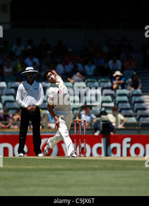 15.01.2012. Perth AUSTRALIE. Mitchell Starc bols pendant le troisième jour du troisième test entre l'Australie et l'Inde au WACA ground à Perth en Australie faites le test gagner. Banque D'Images