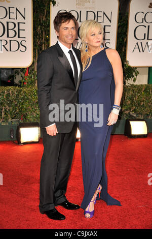 15 janvier 2012 - Los Angeles, Californie, États-Unis - Acteur ROB LOWE porter Yves Saint Laurent et épouse Sheryl BERKOFF arrive à la 69e Golden Globe Awards au Beverly Hilton Hotel à Beverly Hills. (Crédit Image : © ZUMAPRESS.com) Banque D'Images