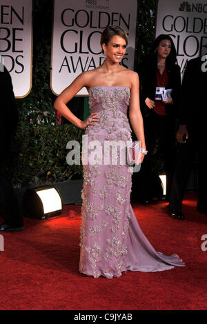 15 janvier 2012 - Los Angeles, Californie, États-Unis - l'actrice Jessica Alba arrive portant une robe Gucci, Bulgari bijoux Giuseppe Zanotti, chaussures et un sac Roger Vivier sur le tapis rouge pour le 69e Golden Globe Awards annuels au Beverly Hilton Hotel à Beverly Hills, Californie le dimanche. (Crédit de droit Banque D'Images