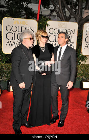 15 janvier 2012 - Los Angeles, Californie, États-Unis - réalisateur Pedro Almodovar, avec les acteurs Antonio Banderas et MELANIE GRIFFITH en arrivant sur le tapis rouge pour le 69e Golden Globe Awards annuels au Beverly Hilton Hotel à Beverly Hills, Californie le dimanche. (Crédit Image : © ZUMAPRESS.com) Banque D'Images