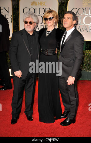 15 janvier 2012 - Los Angeles, Californie, États-Unis - réalisateur Pedro Almodovar, avec les acteurs Antonio Banderas et MELANIE GRIFFITH en arrivant sur le tapis rouge pour le 69e Golden Globe Awards annuels au Beverly Hilton Hotel à Beverly Hills, Californie le dimanche. (Crédit Image : © ZUMAPRESS.com) Banque D'Images