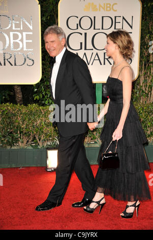 15 janvier 2012 - Los Angeles, Californie, États-Unis - les acteurs HARRISON FORD et Calista Flockhart arrivant sur le tapis rouge pour le 69e Golden Globe Awards annuels au Beverly Hilton Hotel à Beverly Hills, Californie le dimanche. (Crédit Image : © ZUMAPRESS.com) Banque D'Images