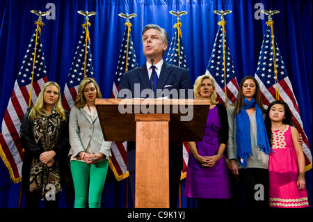 16 janvier 2012 - Myrtle Beach, SC, États-Unis d'Amérique - avec sa famille debout derrière lui, Jon Huntsman annonce qu'il cède sa place de la course présidentielle et souscrivant à Mitt Romney. Banque D'Images