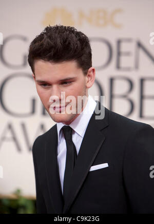 15 janvier 2012 - Hollywood, Californie, États-Unis - acteur Jeremy IRVINE arrive à la 69e Golden Globe Awards au Beverly Hilton Hotel à Beverly Hills. (Crédit Image : © ZUMAPRESS.com/ZUMAPRESS.com) Banque D'Images