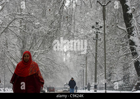 Une femme musulmane du cachemire à pied lors de chutes de neige à Srinagar, la capitale d'été du cachemire inidan sur 16/1/2012,Vie au Cachemire a été frappé pour la deuxième journée consécutive, le lundi comme neige modérée à forte a continué, coupant la vallée du reste du pays. L'autoroute de Srinagar-Jammu wa Banque D'Images