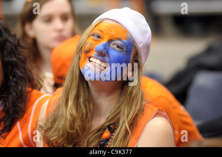 16 janvier 2012 - Syracuse, New York, États-Unis - un étudiant de Syracuse montre son orgueil Orange avant le match contre les Panthers de Pittsburgh au Carrier Dome à Syracuse, New York. (crédit Image : © Michael Johnson/Southcreek/ZUMAPRESS.com) Banque D'Images