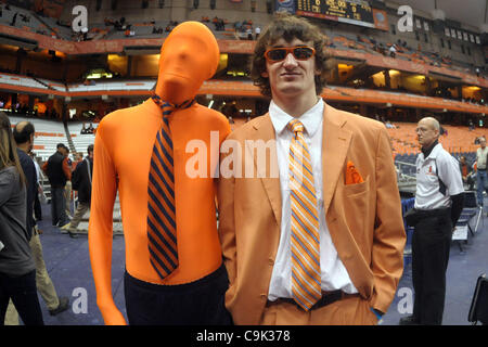 16 janvier 2012 - Syracuse, New York, États-Unis - Deux étudiants de Syracuse prenez le temps de poser pour une photographie avant l'Orange se sont affrontés les Pittsburgh Panthers au Carrier Dome à Syracuse, New York. (crédit Image : © Michael Johnson/Southcreek/ZUMAPRESS.com) Banque D'Images