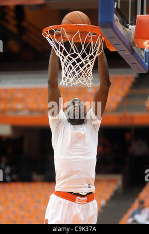 16 janvier 2012 - Syracuse, New York, États-Unis - Syracuse Orange centre Baye Moussa Keita (12) dunks la balle pendant les exercices d'échauffement avant d'affronter les Pittsburgh Panthers au Carrier Dome à Syracuse, New York. (crédit Image : © Michael Johnson/Southcreek/ZUMAPRESS.com) Banque D'Images